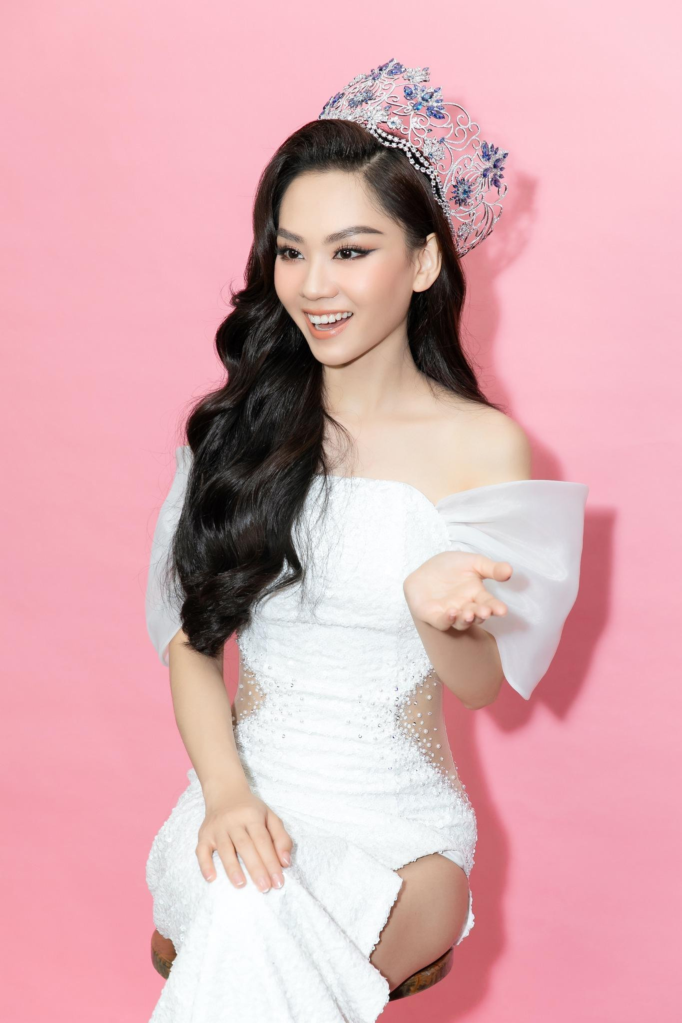 Mai Phương đang nỗ lực hoàn thiện để đến với cuộc thi Miss World.