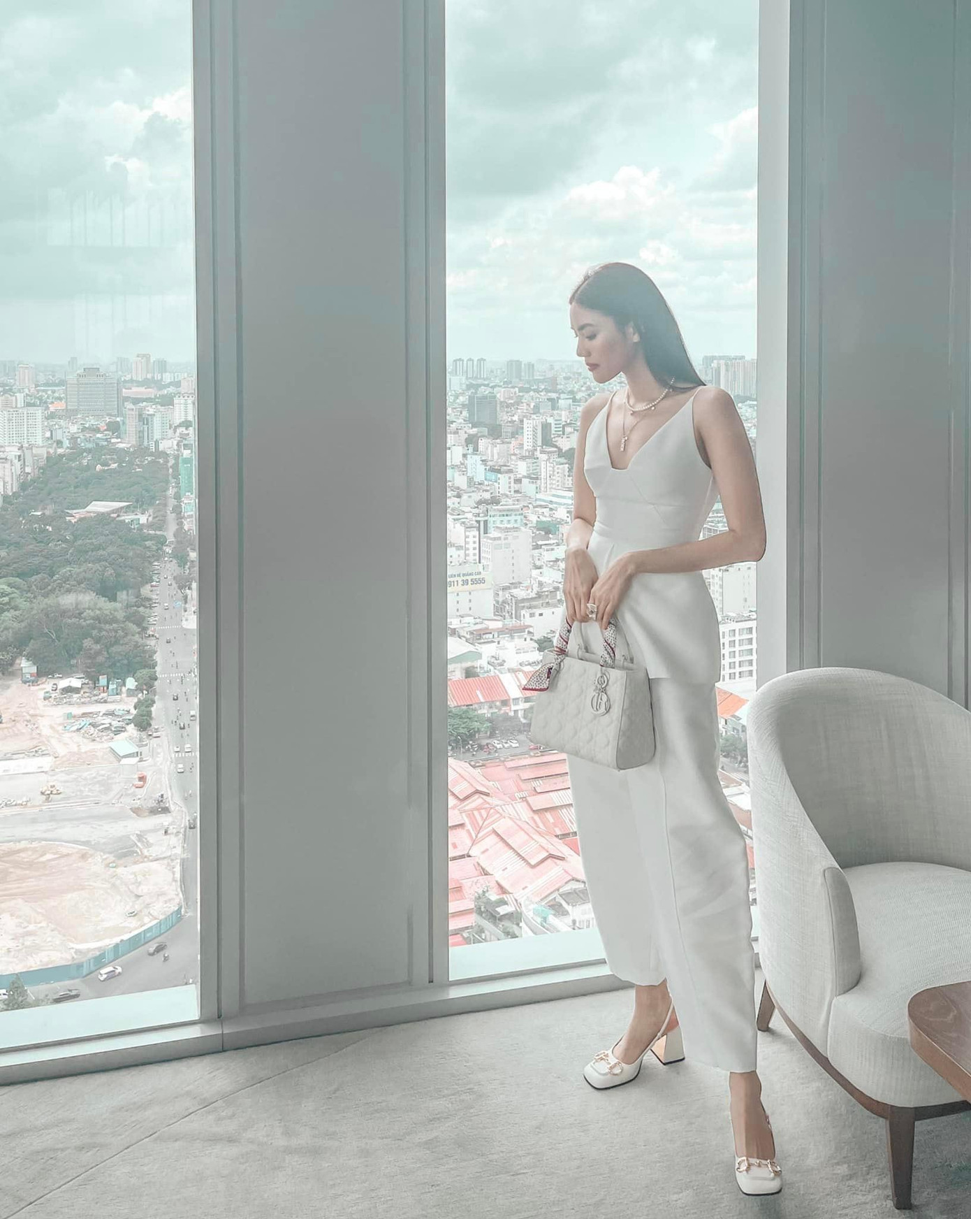 Hoa khôi Lan Khuê thanh lịch, dịu dàng với bộ trang phục tông màu trắng.