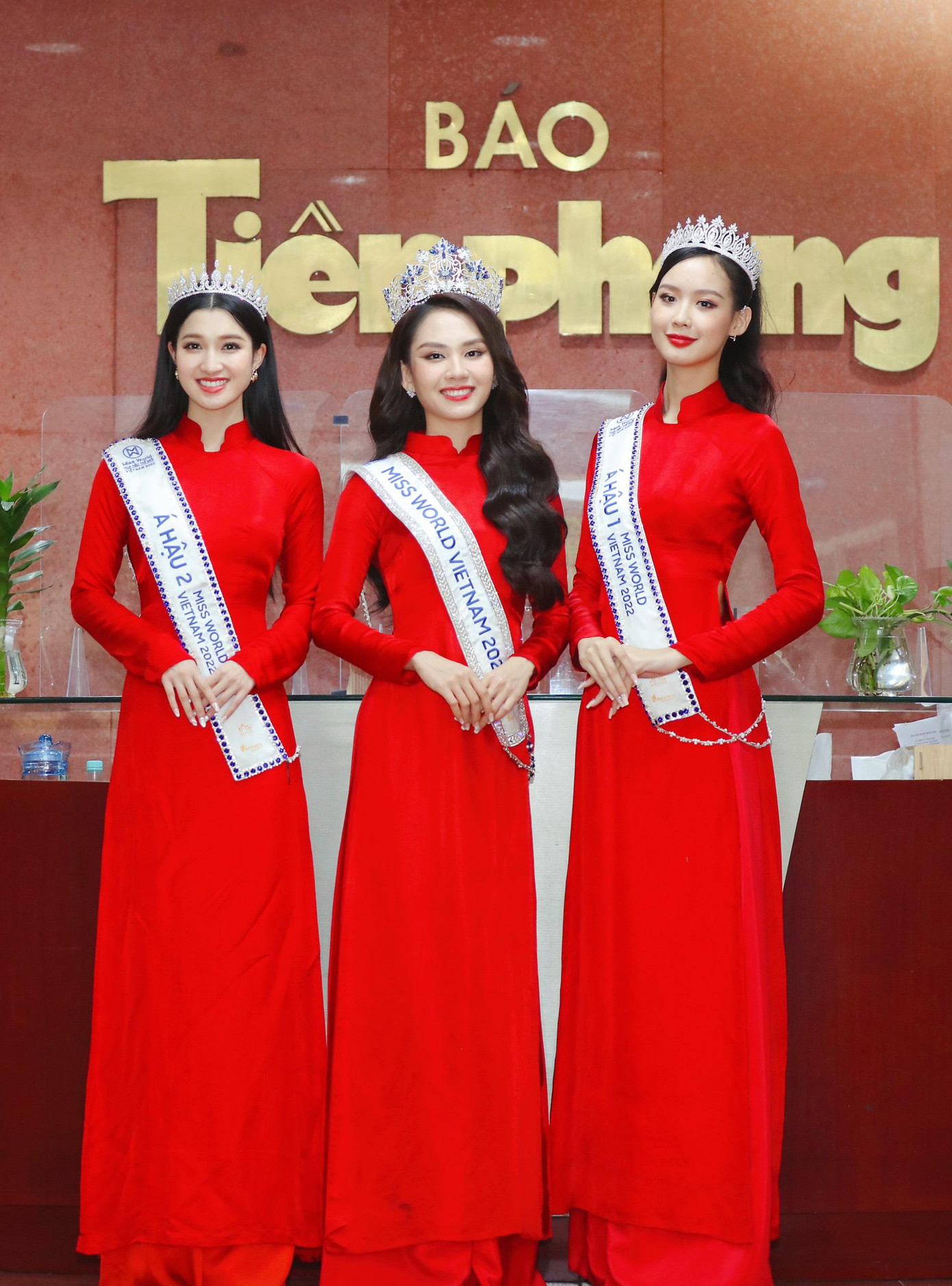 Top 3 Miss World Vietnam 2022 diện áo dài đỏ duyên dáng đến dự buổi giao lưu với báo Tiền Phong. Ảnh: Như Ý. Top 3 Miss World Vietnam 2022 diện áo dài đỏ duyên dáng đến dự buổi giao lưu với báo Tiền Phong. Ảnh: Như Ý.
