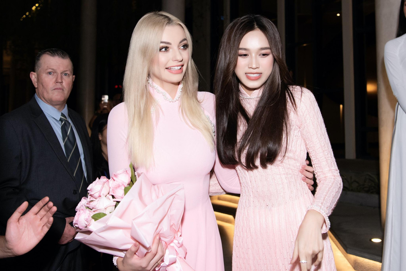 Karolina Bielawski rạng rỡ khi hội ngộ bạn cùng thi Miss World 2021 là Hoa hậu Đỗ Thị Hà ở Việt Nam. Hai người đẹp khoe nhan sắc duyên dáng, thanh lịch với áo dài.