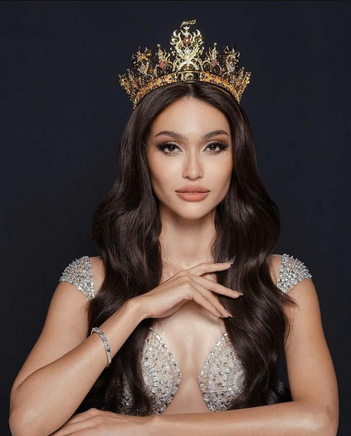 Amanda Jensen giành ngôi vị Á hậu 1 tại cuộc thi Miss Grand Thailand 2022 và được chọn trở thành đại diện của xứ sở chùa Vàng ở cuộc thi Hoa hậu Liên lục địa 2022. Amanda Jensen được mệnh danh là bông hồng lai rực rỡ khi mang trong mình hai dòng máu Thái Lan và Đan Mạch. Cô nàng tốt nghiệp tại trường Sringag mera the Princess Mother và đang theo học ngành Quản lý Du lịch và Khách sạn tại Đại học Suan Dusit. Trước đó, Amanda cũng từng đăng quang Miss Grand Phuket 2022