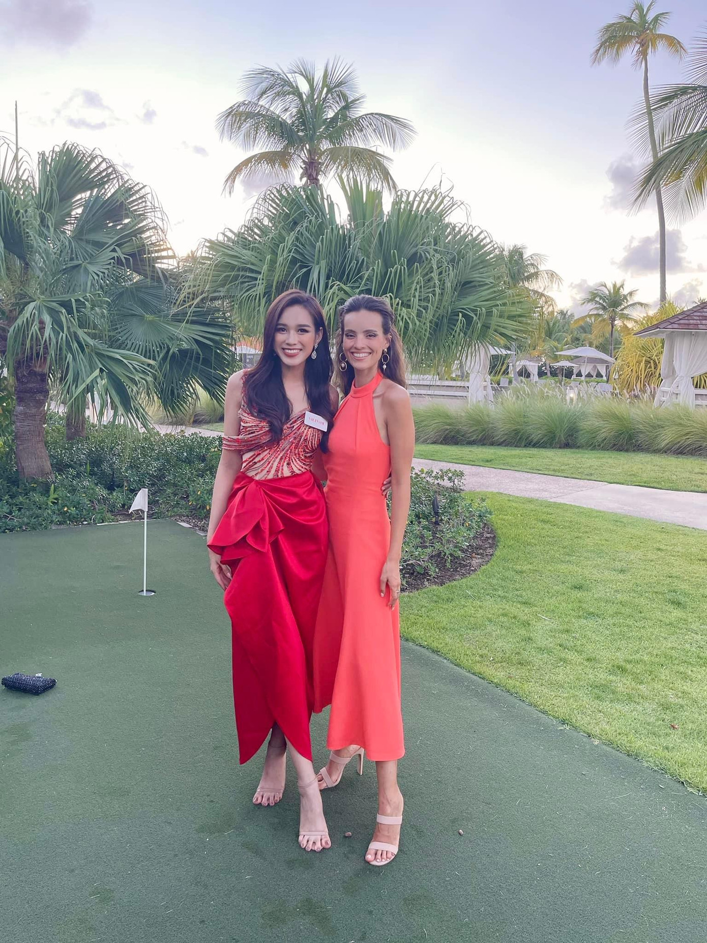 Đứng cạnh Miss World 2018 Vanessa Ponce có phần gày gò, Đỗ Thị Hà được khen ngợi nhờ thần thái rạng rỡ, tươi mới.