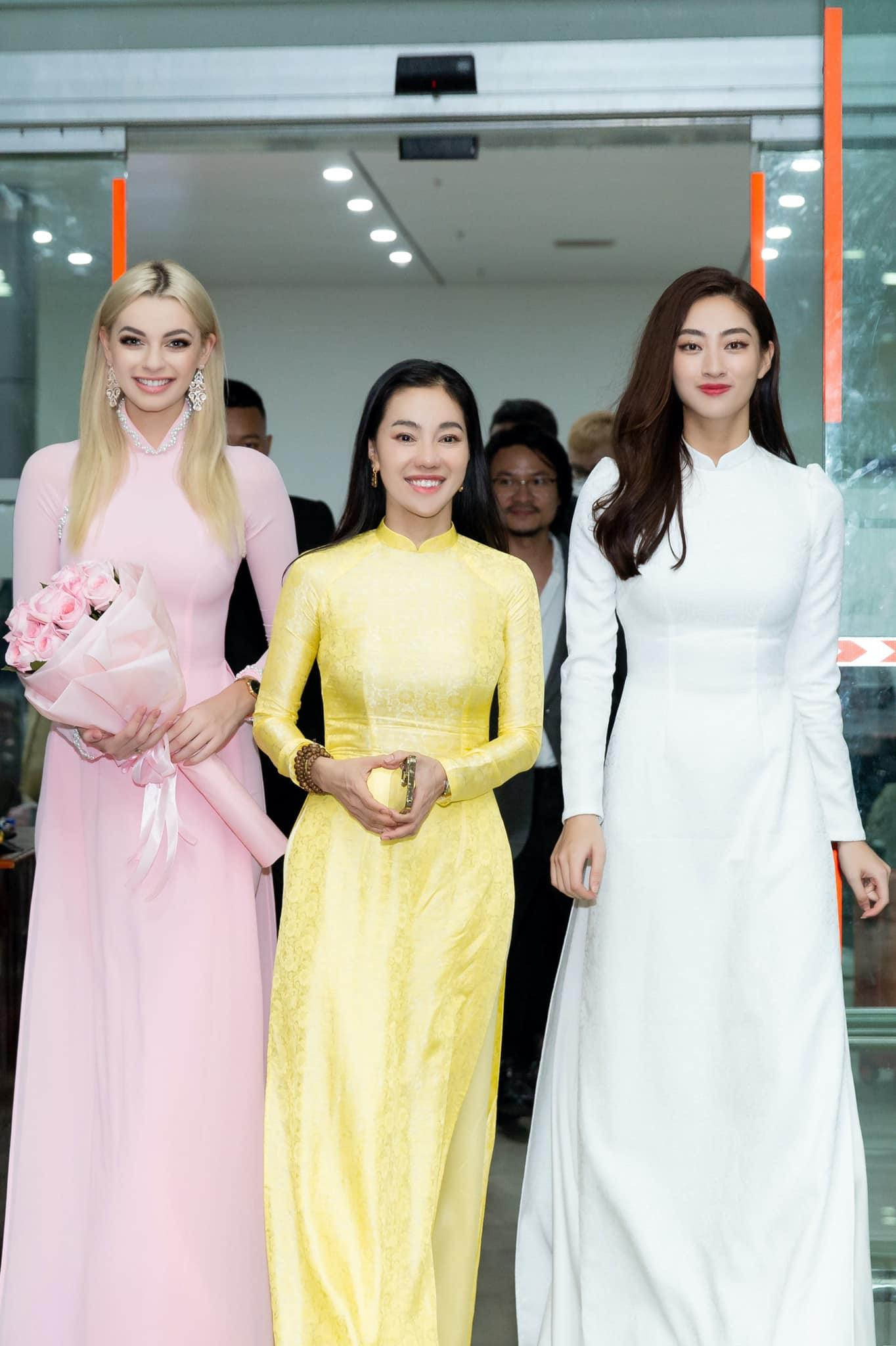 Mới đây nhất, Hoa hậu Thế giới 2021 Karolina Bielawski đã tới Việt Nam tham dự đêm chung kết Miss World Vietnam 2022 tại Quy Nhơn. Ngay khi có mặt ở sân bay cô đã được BTC tặng bộ trang phục áo dài màu hồng phấn nền nã và duyên dáng.