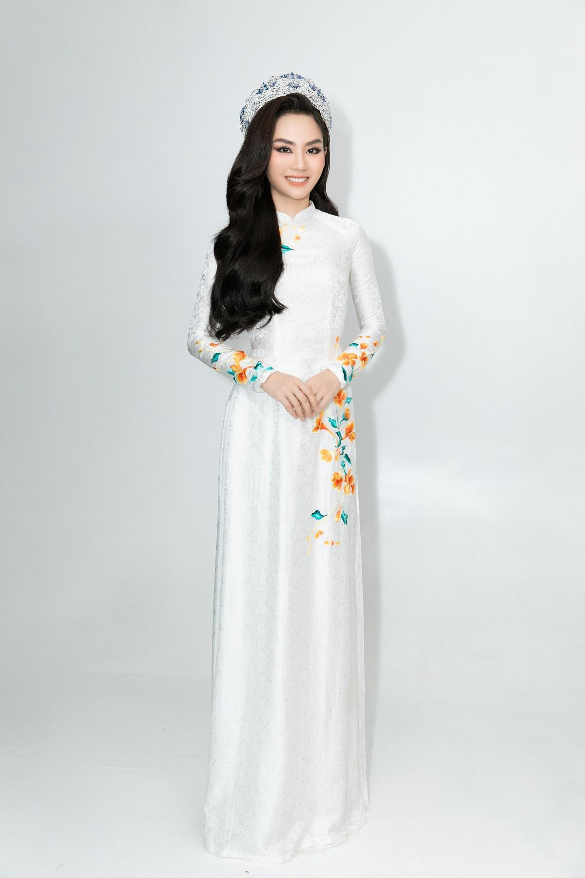 Hoa hậu Mai Phương chọn áo dài có tông màu trắng nền nã. Hoa hậu Mai Phương chọn áo dài có tông màu trắng nền nã.