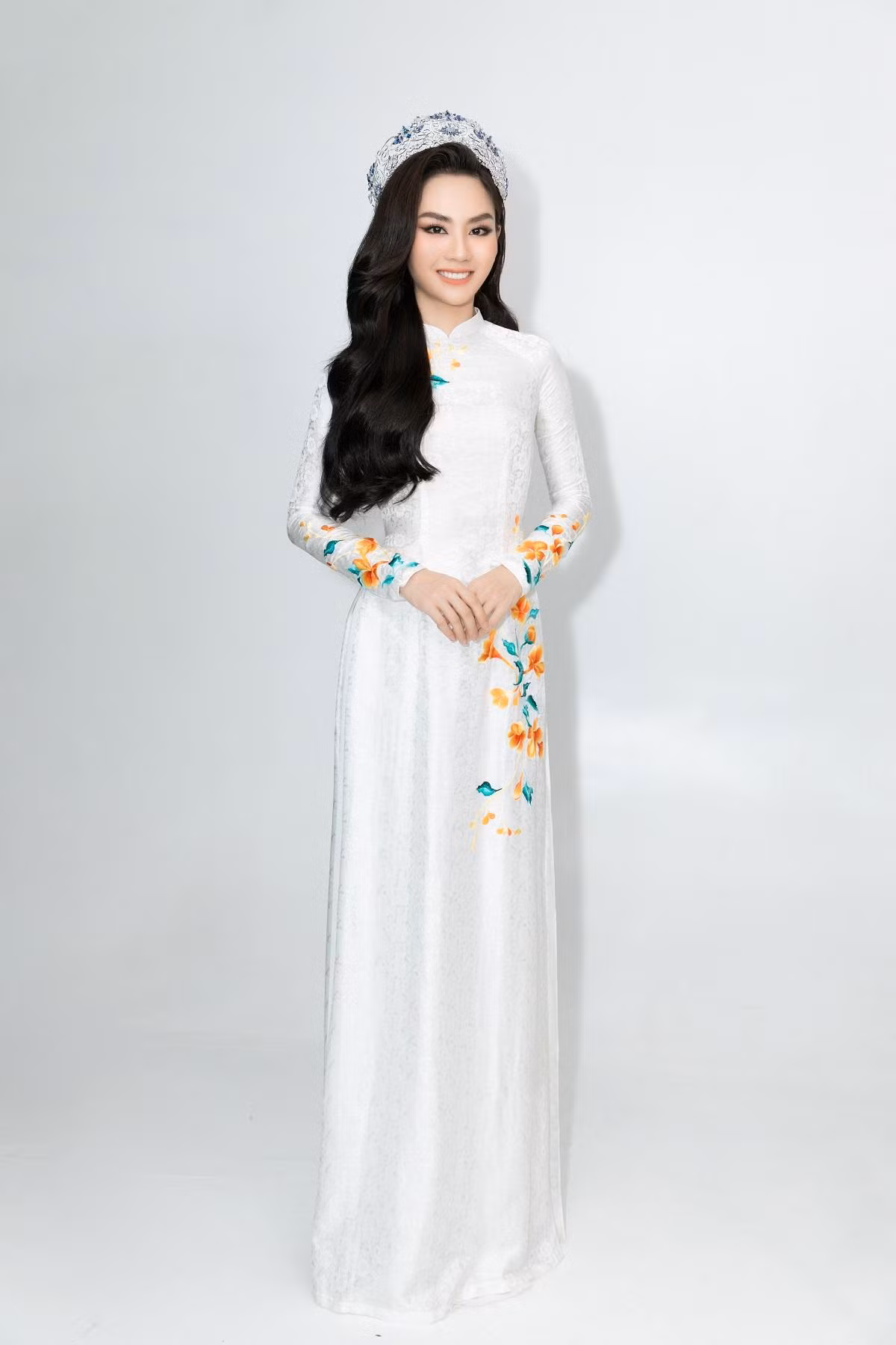 Hoa hậu Mai Phương chọn áo dài có tông màu trắng nền nã.