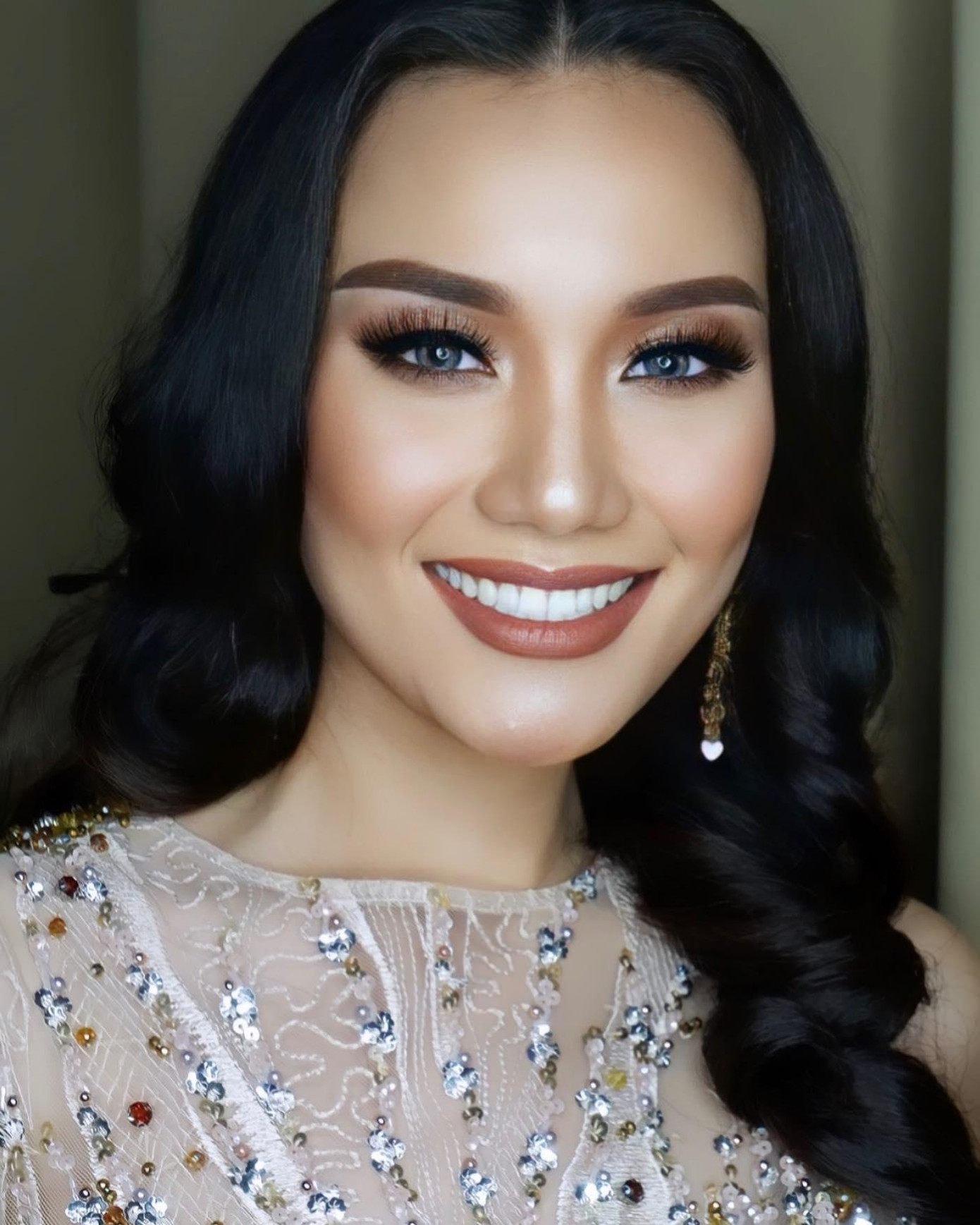 Mới đây người đẹp Dita Zzahra đã được tổ chức Grand Tourism Indonesia bổ nhiệm thành Hoa hậu Liên lục địa Indonesia 2022. Người đẹp năm nay 25 tuổi và sở hữu nhan sắc mặn mà, sắc sảo.