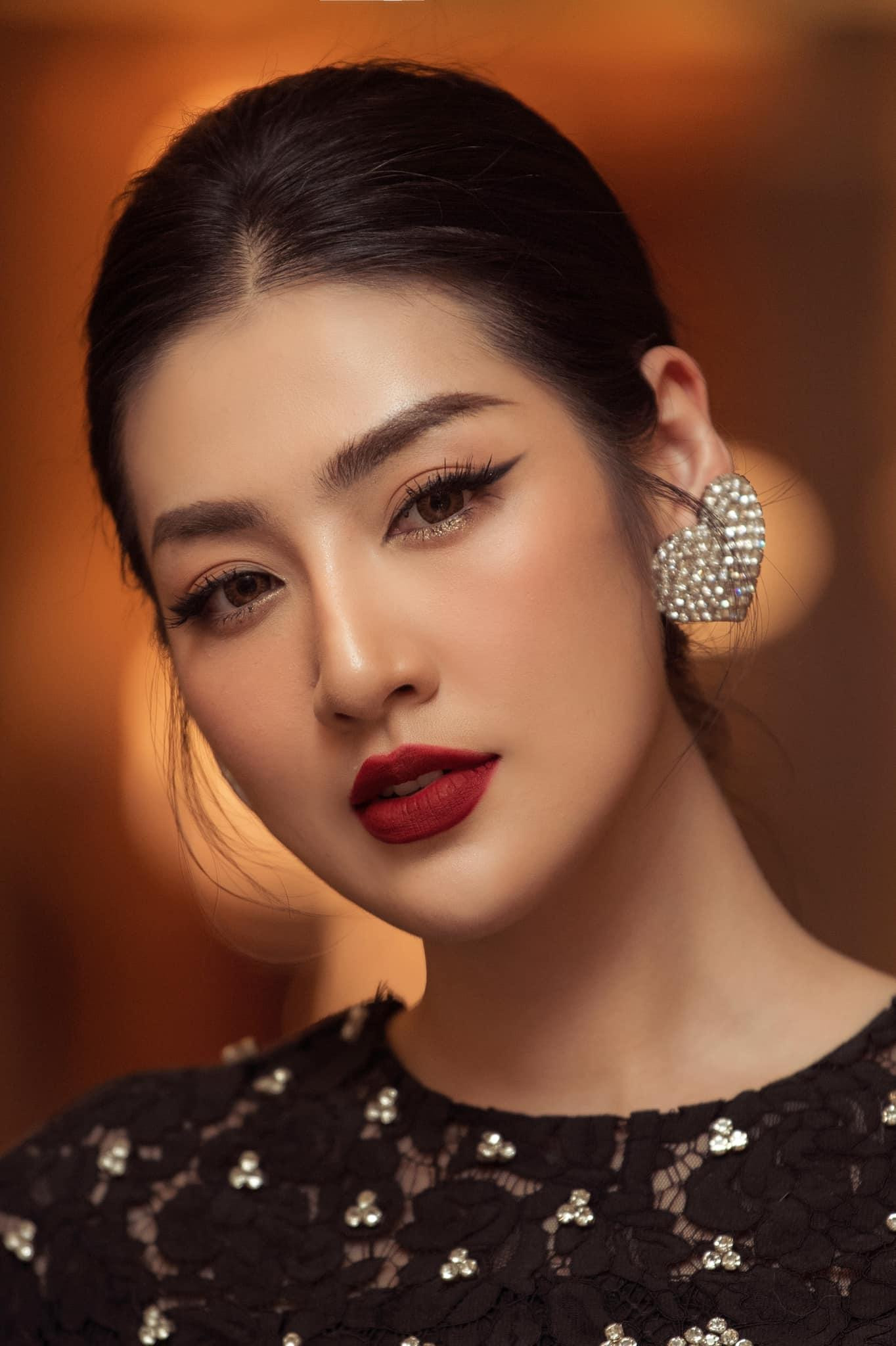 Nàng hậu chọn phong cách trang điểm đậm để tôn lên nét kiêu sa.