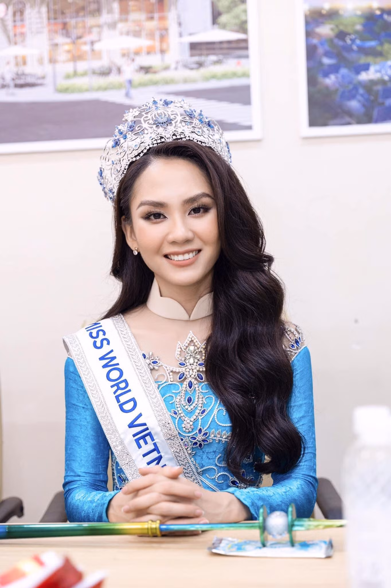 Hoa hậu Mai Phương xinh đẹp nhưng không kém phần lộng lẫy với bộ áo dài xanh được đính kết những viên đá màu xanh rất cầu kỳ.