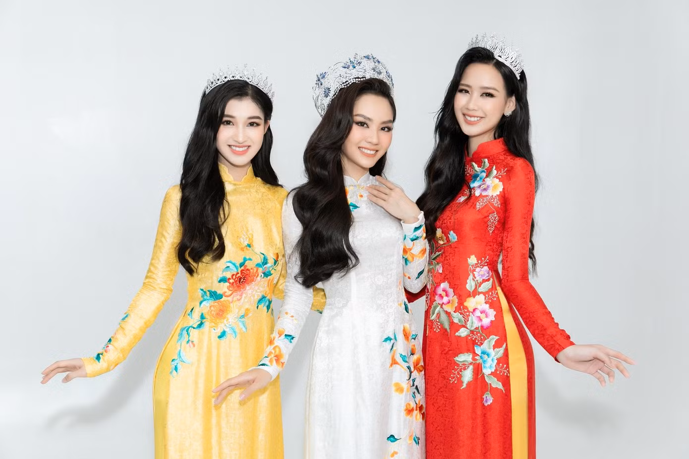 Có thể thấy, những thiết kế đều giữ phom dáng của chiếc áo dài truyền thống với đường may tỉ mỉ, ôm sát cơ thể. Yếu tố này không chỉ giúp Hoa hậu Mai Phương, Á hậu Bảo Ngọc và Phương Nhi giữ được vẻ ngoài kín đáo, thanh lịch mà còn tôn lên đường cong cơ thể quyến rũ của người phụ nữ Việt Nam.