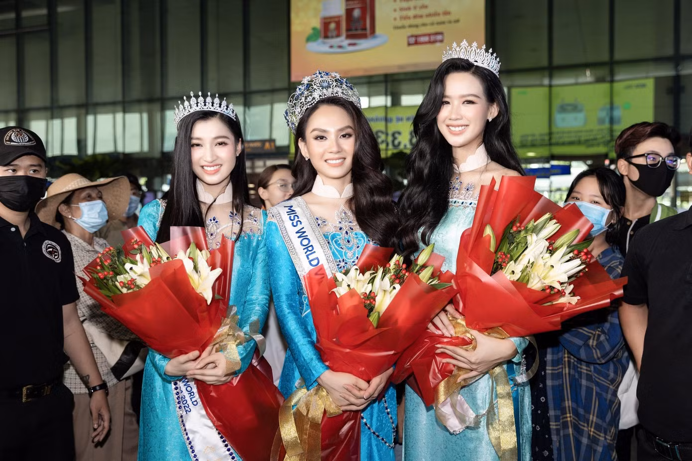 Ngay sau đêm chung kết Miss World Vietnam 2022 ở Quy Nhơn, top 3 người đẹp giành ngôi vị cao nhất đã diện áo dài truyền thống để ra sân bay trở về TP. HCM.
