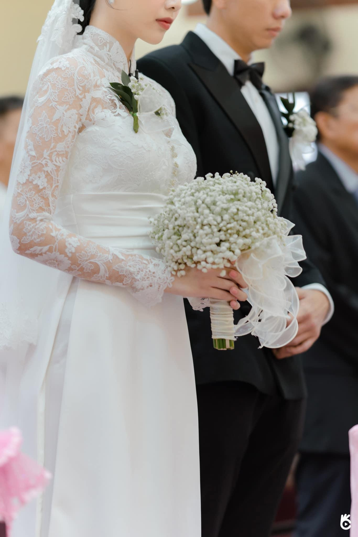 Cô vẫn giữ kín danh tính của chú rể. Cô vẫn giữ kín danh tính của chú rể.