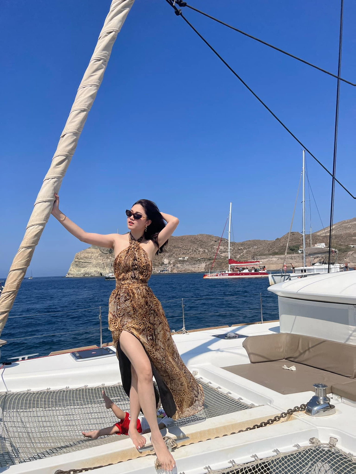 Á hậu Thanh Tú khoe chân dài nóng bỏng khi đi du lịch ở châu Âu.