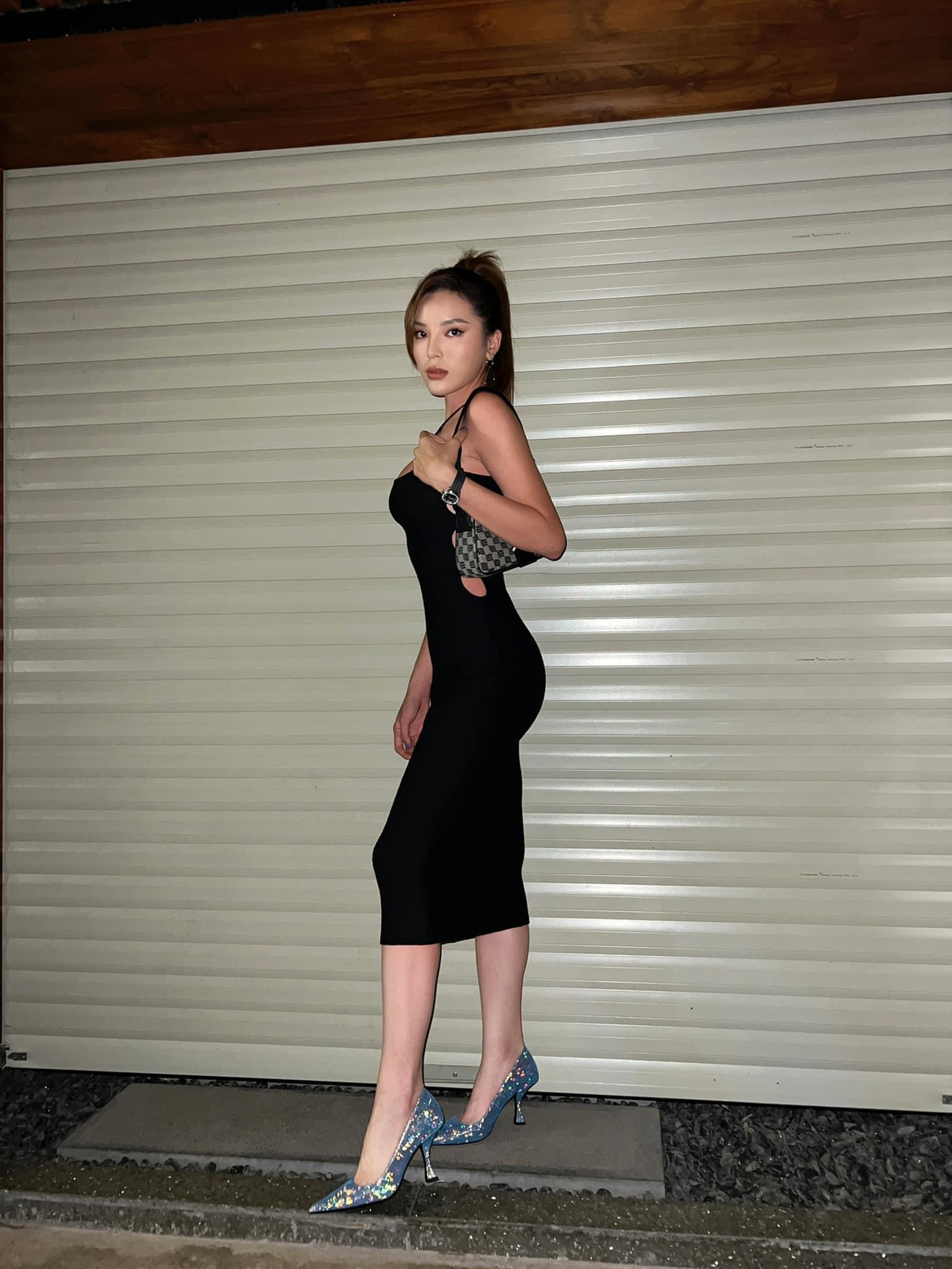 Hoa hậu Kỳ Duyên diện váy đen bó sát khoe đường cong quyến rũ.