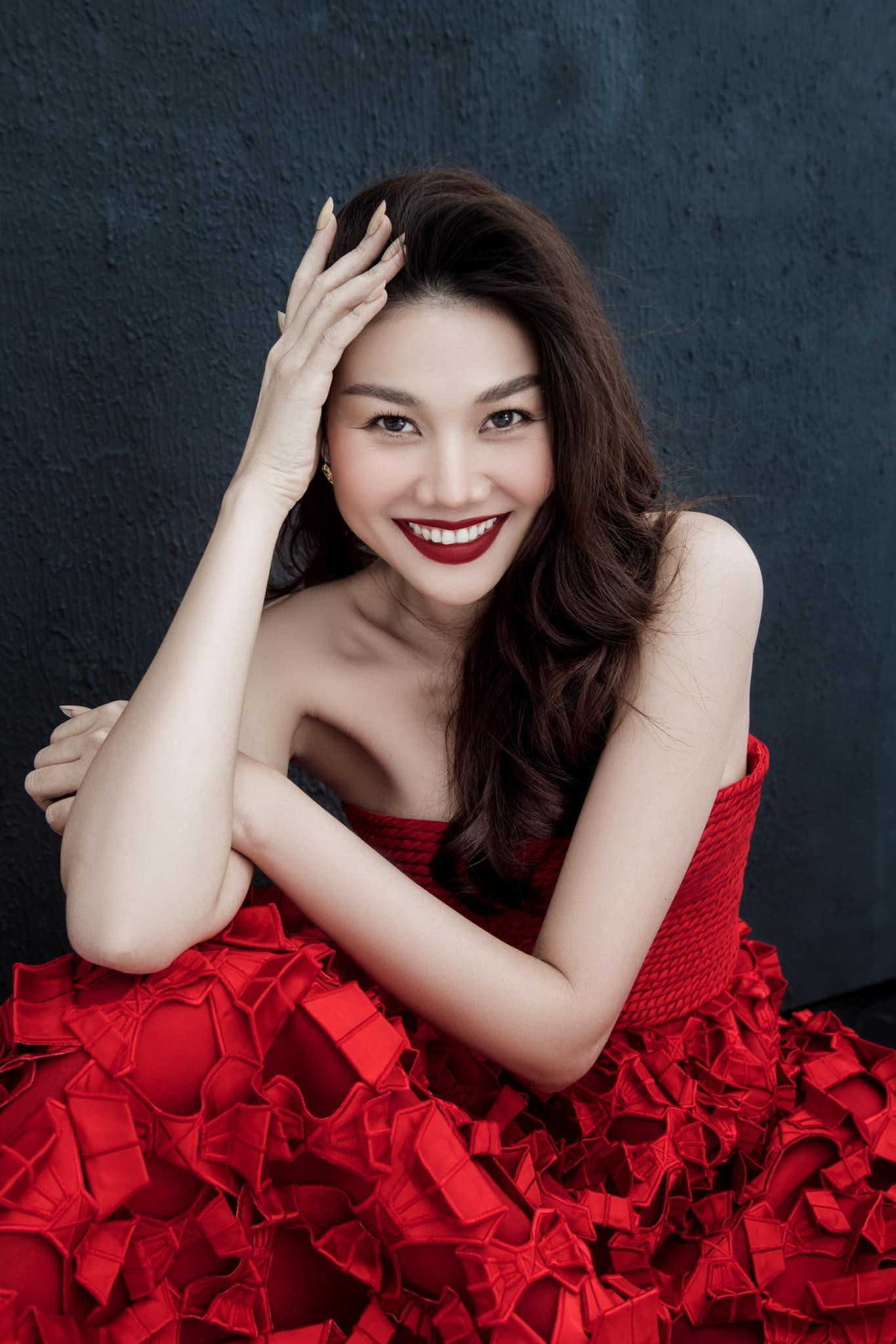 Siêu mẫu Thanh Hằng đại diện Việt Nam tham dự Hoa hậu Liên lục địa 2005. Siêu mẫu Thanh Hằng đại diện Việt Nam tham dự Hoa hậu Liên lục địa 2005.