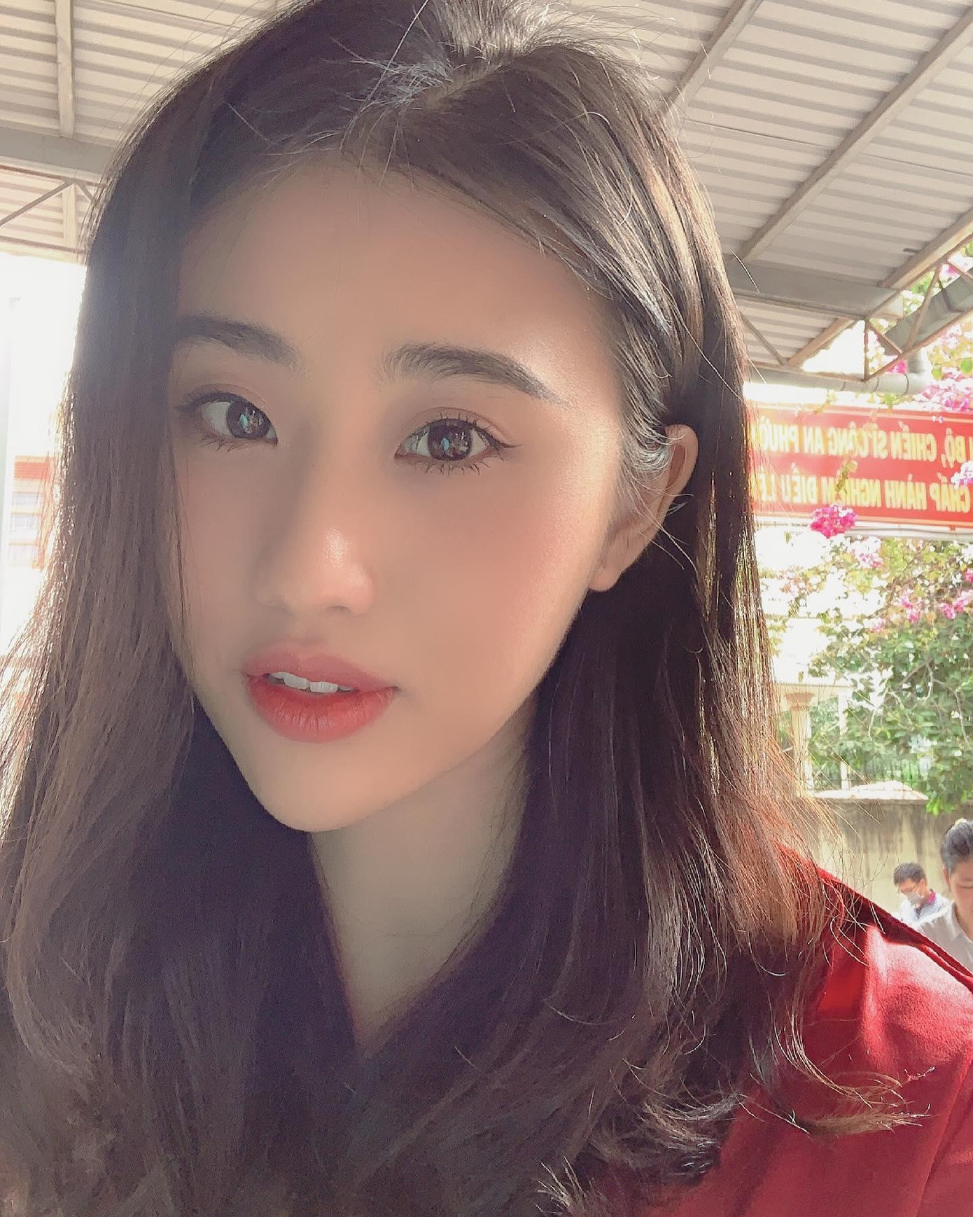 Khánh Vi sở hữu gương mặt xinh đẹp, duyên dáng.