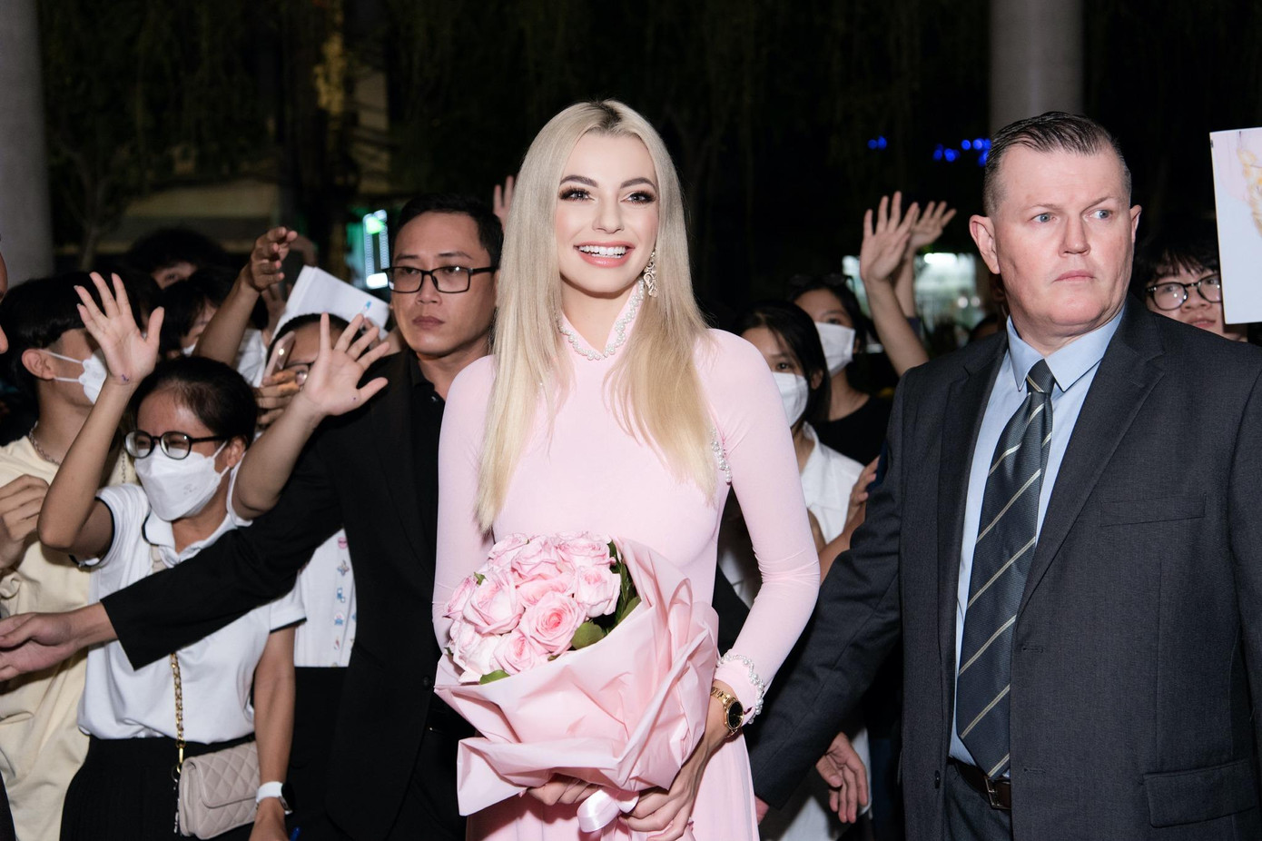 Hoa hậu đẹp nhất thế giới 2021 diện áo dài nền nã, rạng rỡ trong vòng vây của các fans Việt.