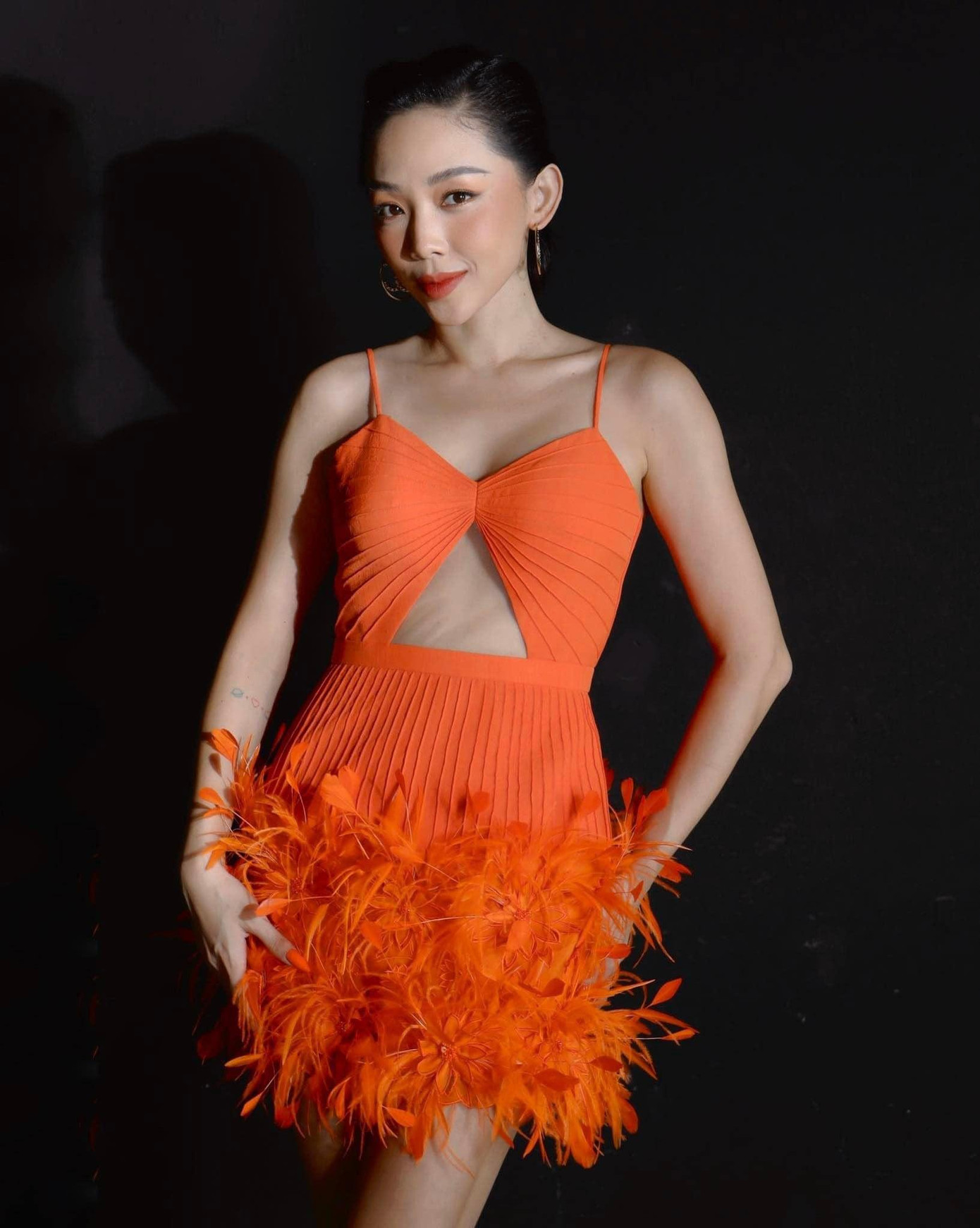 Mới đây nhất, cô khoe dáng trong thiết kế màu cam đính lông vũ cầu kỳ với điểm nhấn là chi tiết cut-out cực sexy.