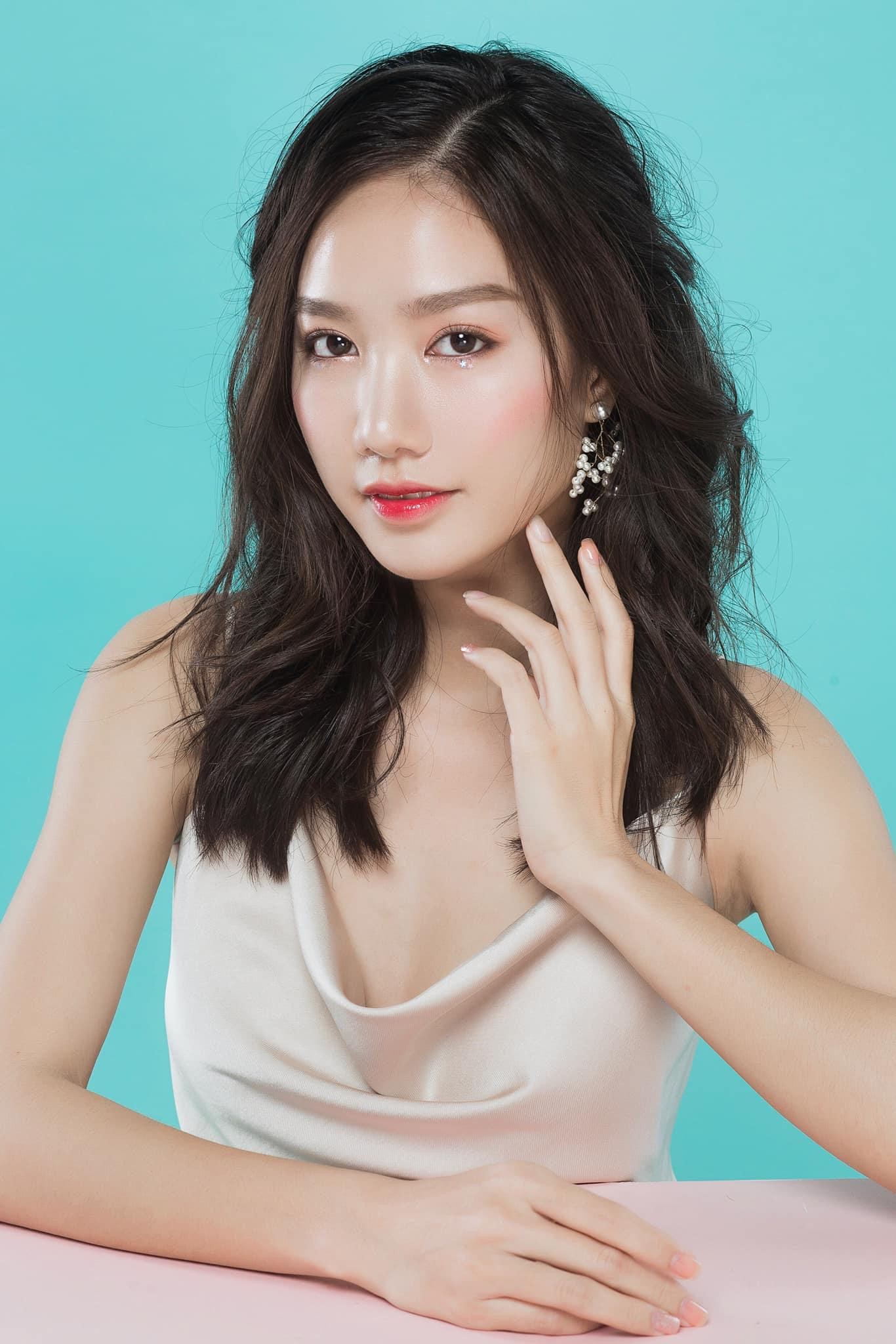 Sau cuộc thi Hoa hậu Việt Nam 2018, Hồng Tuyết lấn sân sang lĩnh vực diễn viên và đạt được nhiều thành công nhờ gương mặt ăn hình.