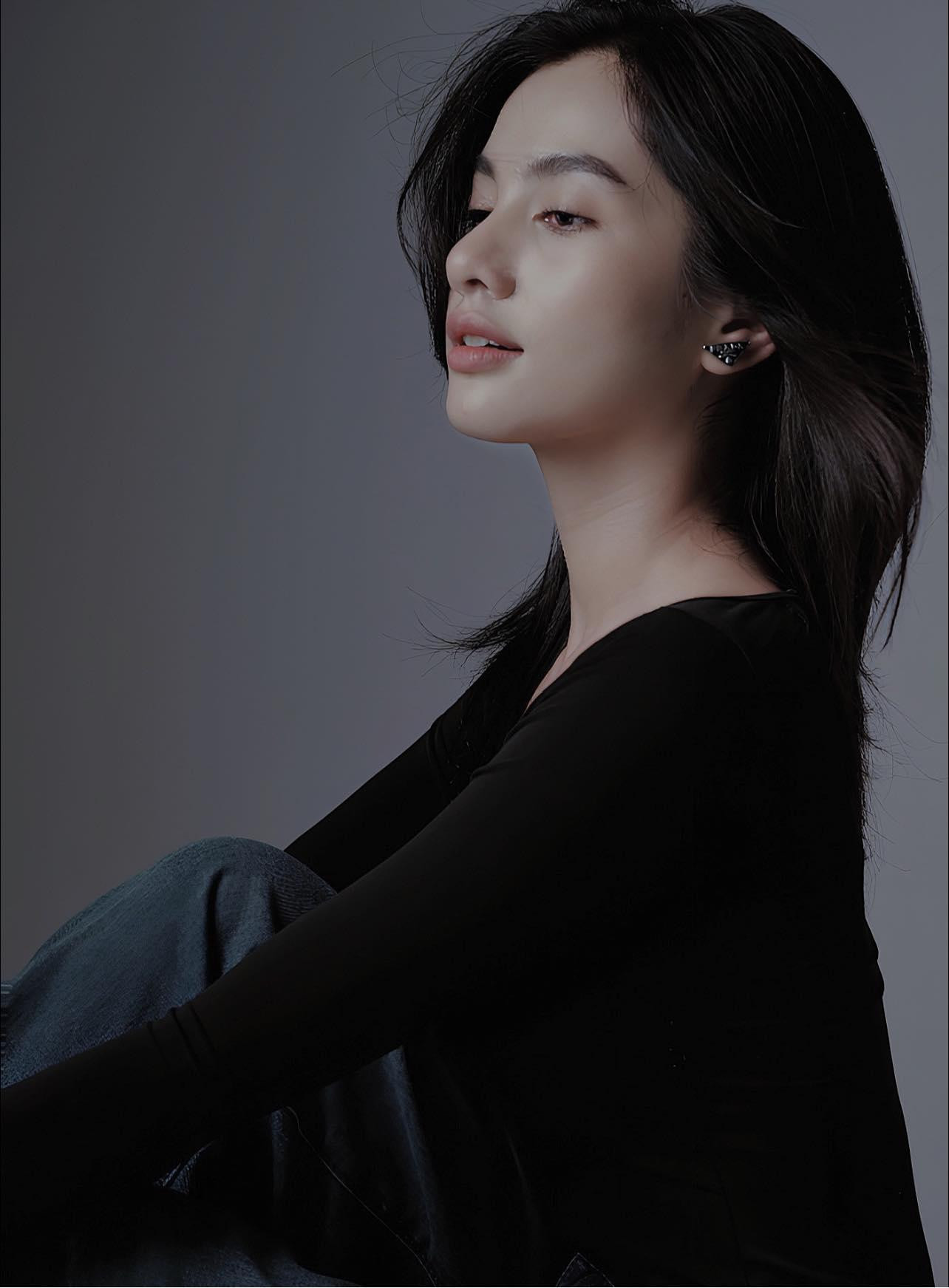 Người đẹp Cẩm Đan trang điểm nhẹ nhàng, khoe nhan sắc trong veo.