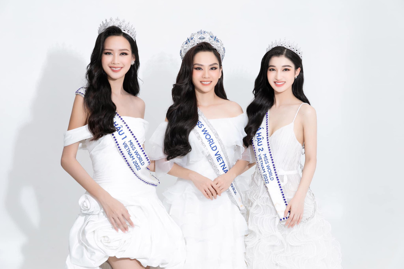 Bảo Ngọc và Hoa hậu Mai Phương, Á hậu Phương Nhi cùng khoe sắc với đầm trắng. Bảo Ngọc và Hoa hậu Mai Phương, Á hậu Phương Nhi cùng khoe sắc với đầm trắng.