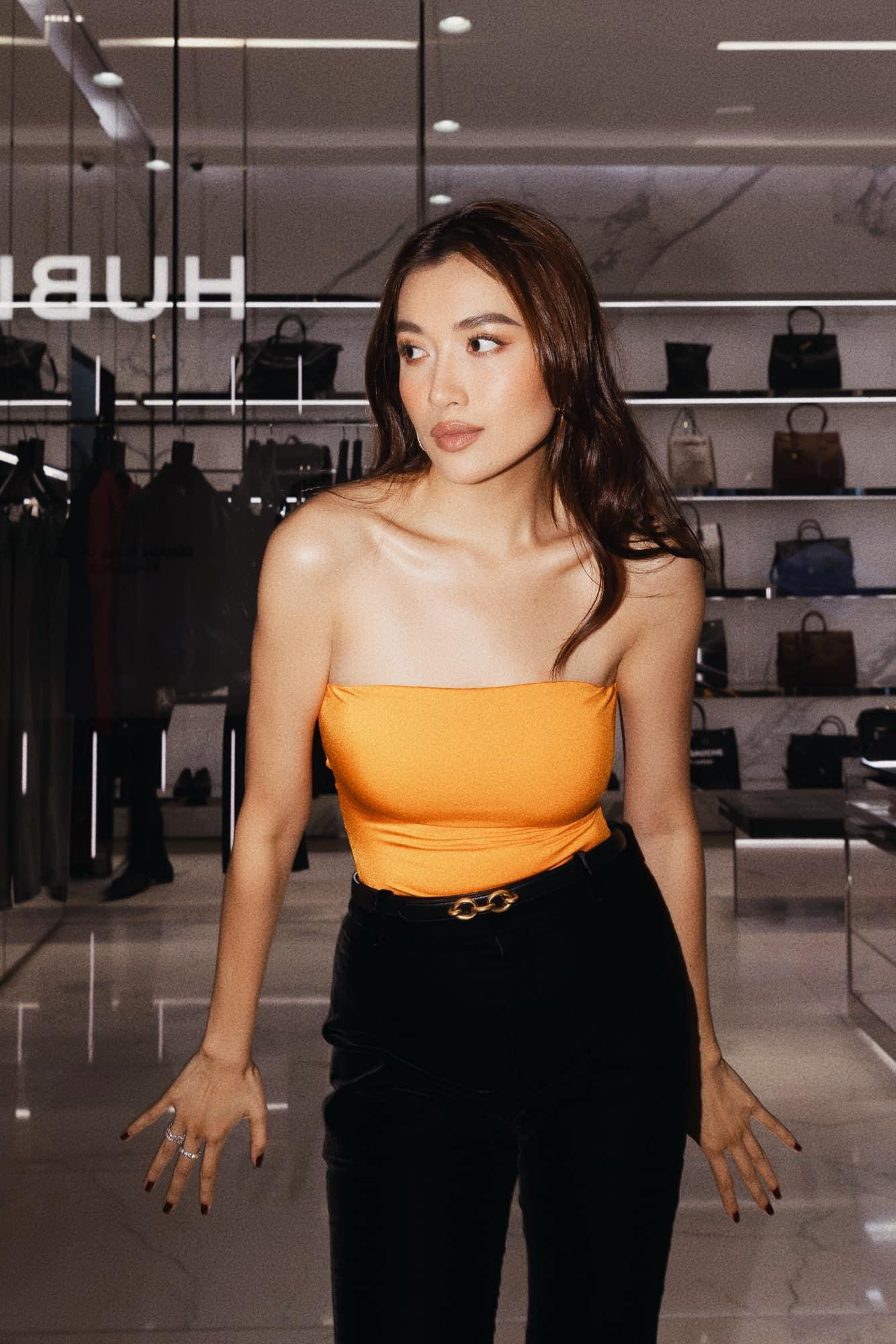 Á hậu Lệ Hằng mặc áo cúp ngực khoe vai trần nóng bỏng.