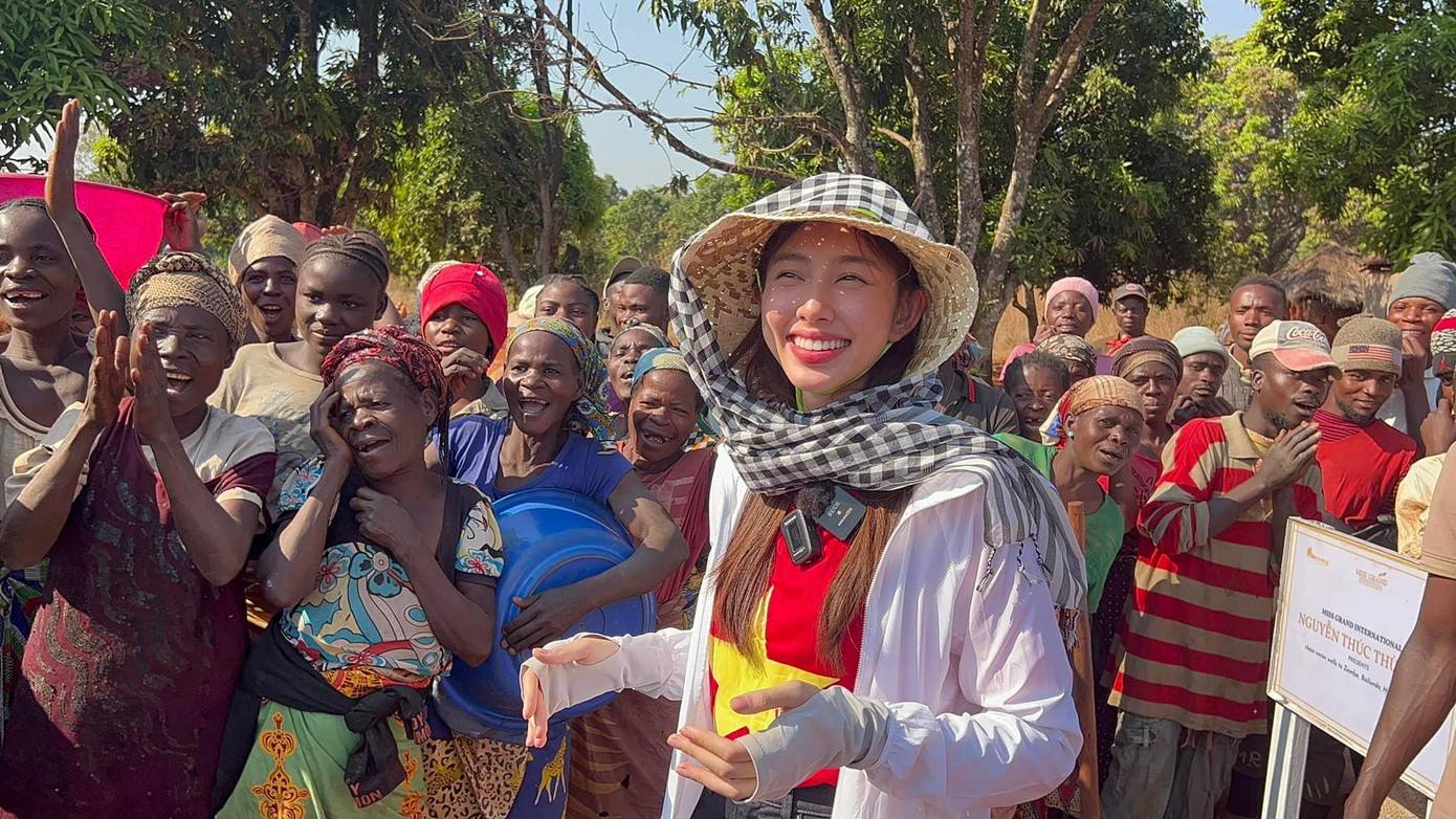 Thùy Tiên trong chuyến từ thiện ở châu Phi vừa qua. Thùy Tiên trong chuyến từ thiện ở châu Phi vừa qua.