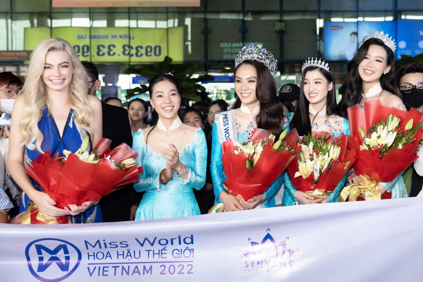 Diện áo dài duyên dáng, top 3 Miss World Vietnam 2022 tươi tắn rạng ngời khi đọ sắc cùng Karolina Bielawski ở sân bay.