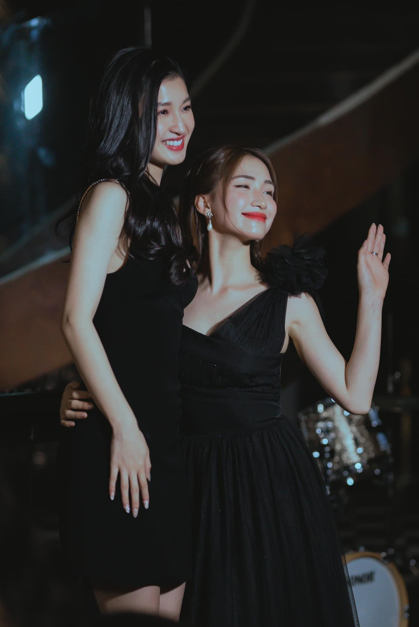 Hòa Minzy tự tin đọ dáng bên Á hậu Phương Nhi.