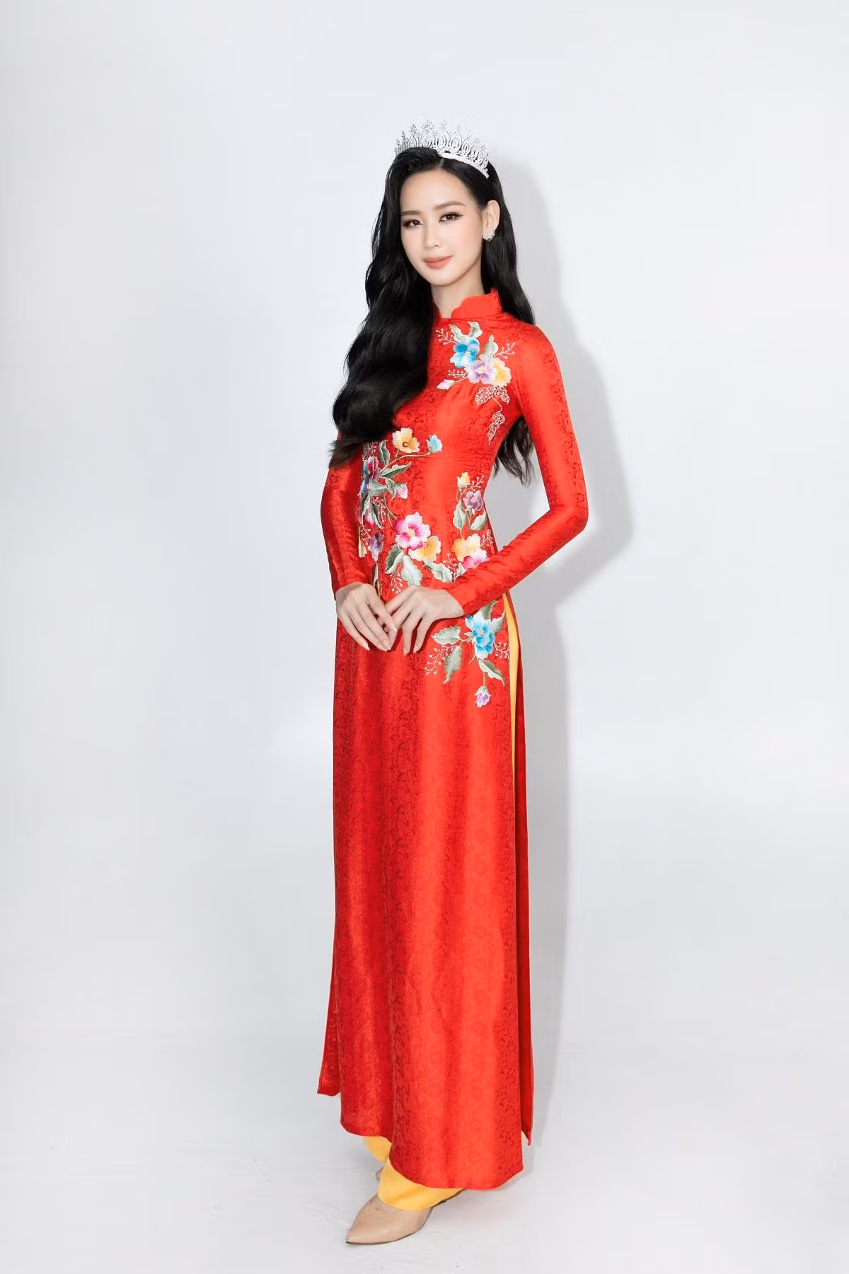 Á hậu Bảo Ngọc chọn tông màu đỏ rực nổi bật.