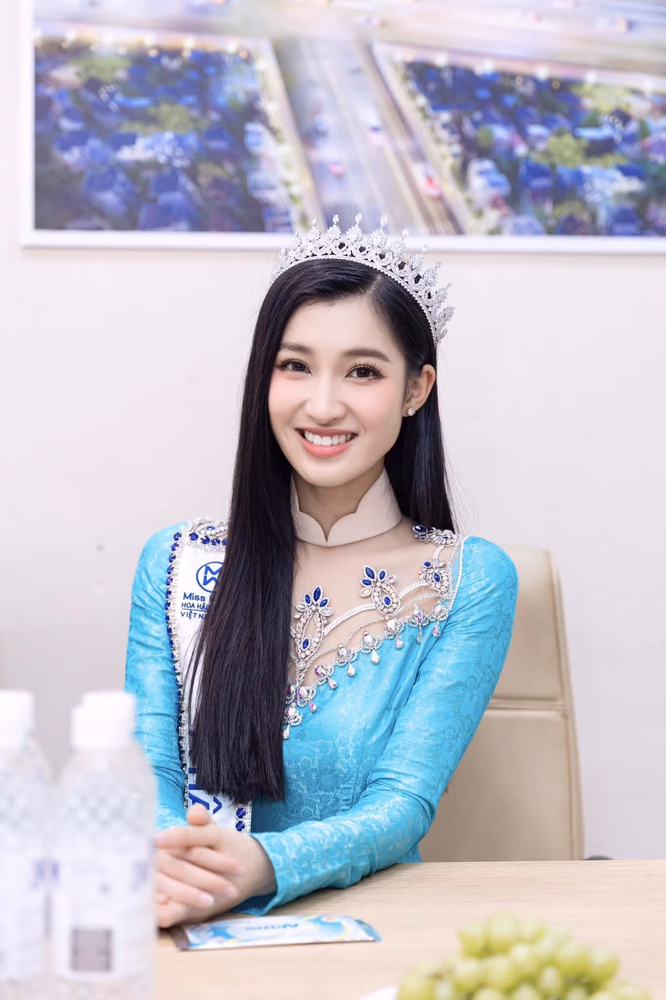 Á hậu Phương Nhi cũng không kém phần ngọt ngào và quyến rũ.