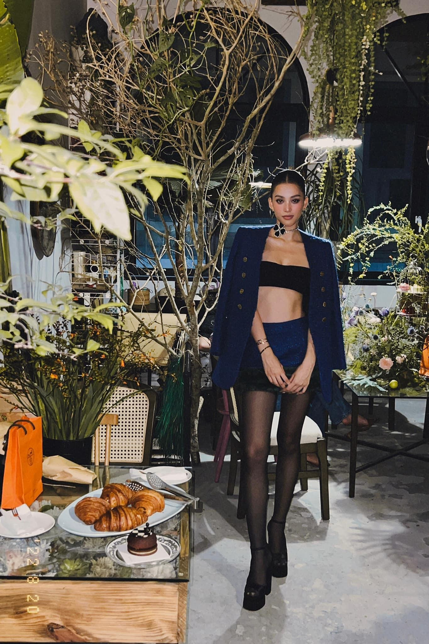 Hoa hậu Tiểu Vy diện mốt khoe nội y khoe trọn body cực kỳ nóng bỏng và táo bạo.