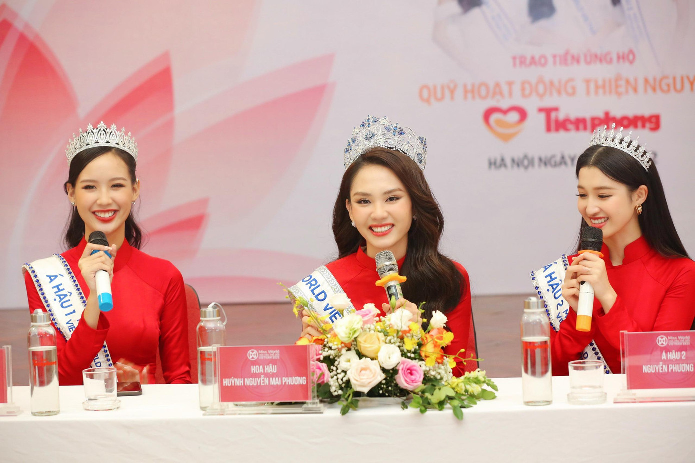 Tại buổi giao lưu, top 3 Miss World Vietnam 2022 đã nhận được rất nhiều câu hỏi từ các độc giả của báo Tiền Phong. Ba người đẹp ghi điểm bởi sự duyên dáng, khéo léo trong phong cách giao tiếp. Tại buổi giao lưu, top 3 Miss World Vietnam 2022 đã nhận được rất nhiều câu hỏi từ các độc giả của báo Tiền Phong. Ba người đẹp ghi điểm bởi sự duyên dáng, khéo léo trong phong cách giao tiếp.