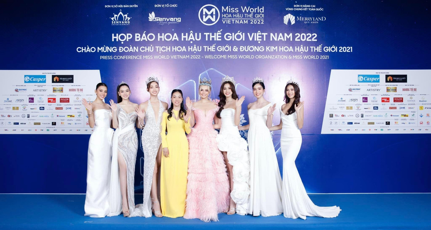 Trước đó, tại buổi họp báo trước chung kết Miss World Vietnam 2022, dàn hậu Việt cũng có dịp đọ sắc với Karolina Bielawski trên thảm đỏ.