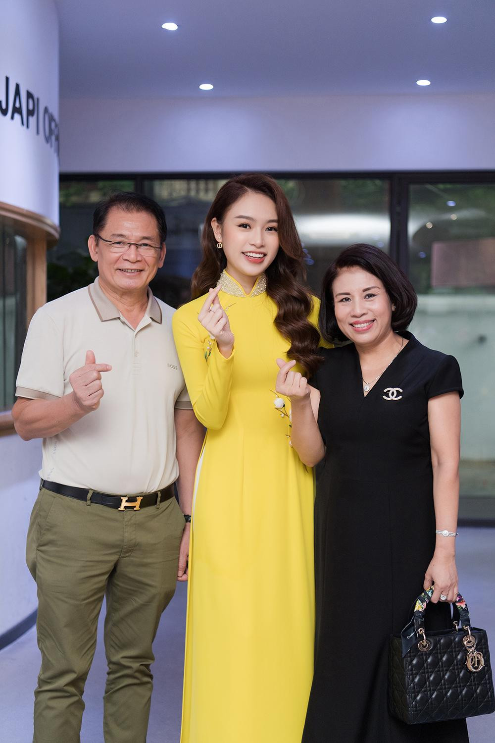 Ngọc Vân diện áo dài vàng nền nã, rạng rỡ bên bố mẹ trong ngày nhận bằng tốt nghiệp thạc sĩ Kinh tế loại xuất sắc.