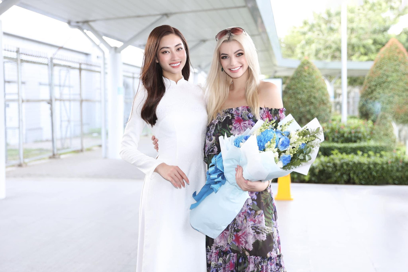 Khi đón Karolina Bielawski ở sân bay, Lương Thùy Linh cũng có khoảnh khắc đọ sắc bên nàng hậu. Miss World Vietnam 2019 ghi điểm bởi nhan sắc xinh đẹp, dịu dàng khi mặc áo dài trắng.