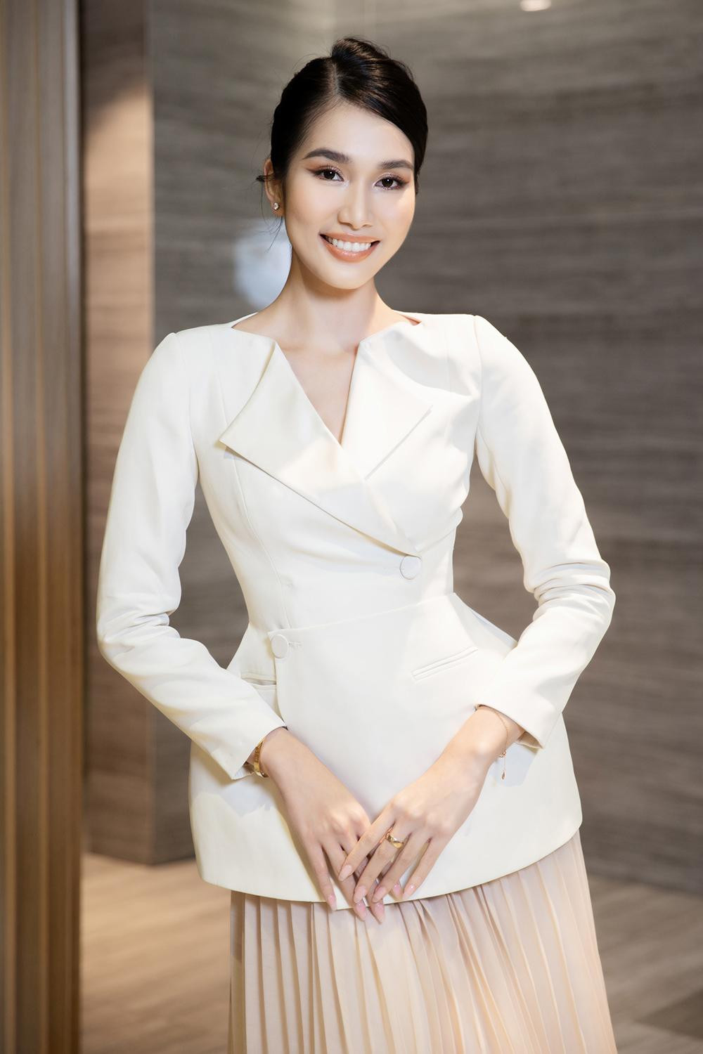 Phương Anh ghi điểm với trang phục nền nã, thanh lịch.