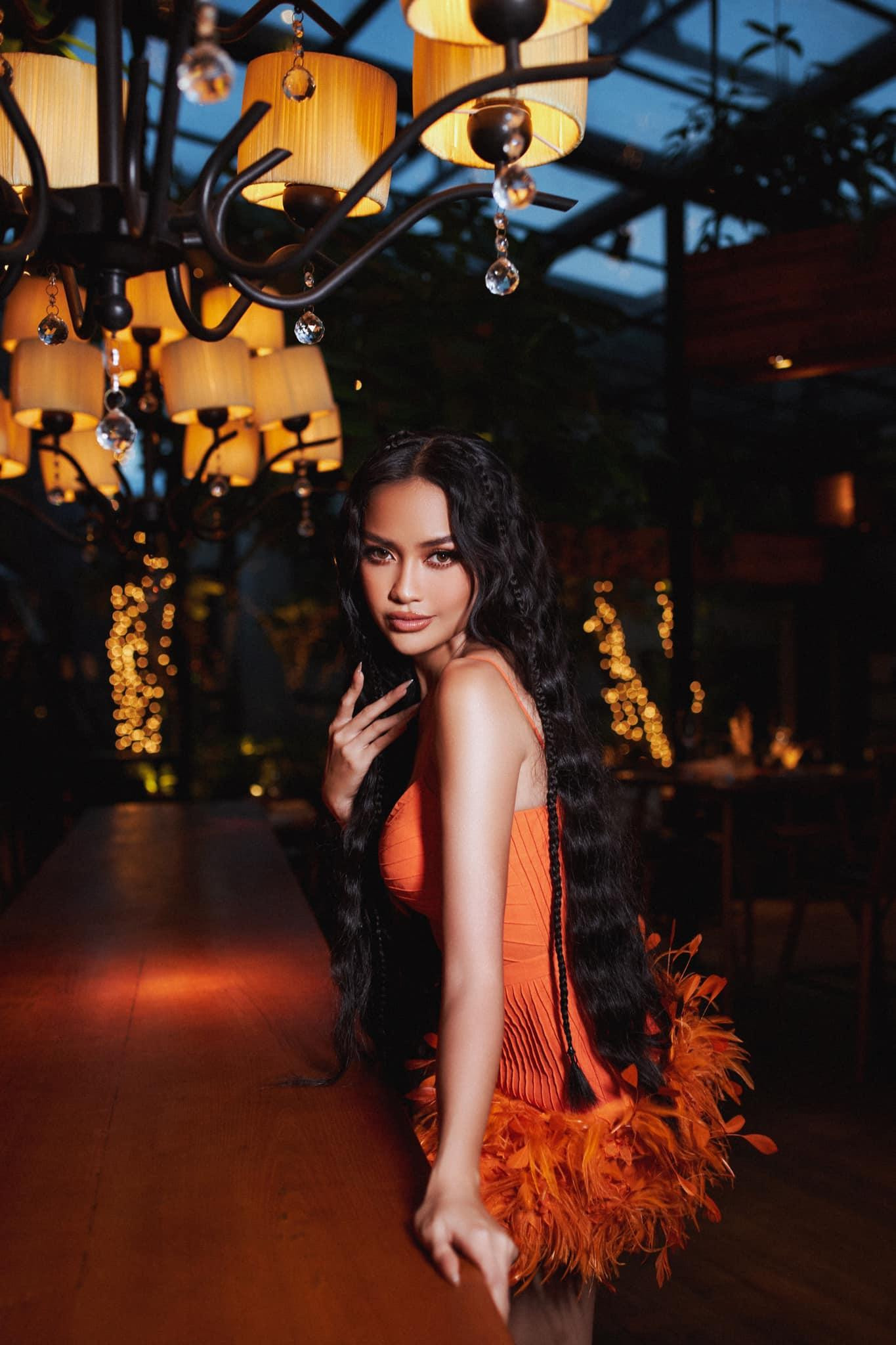 Cô chọn phong cách trang điểm Tây cá tính, hiện đại.