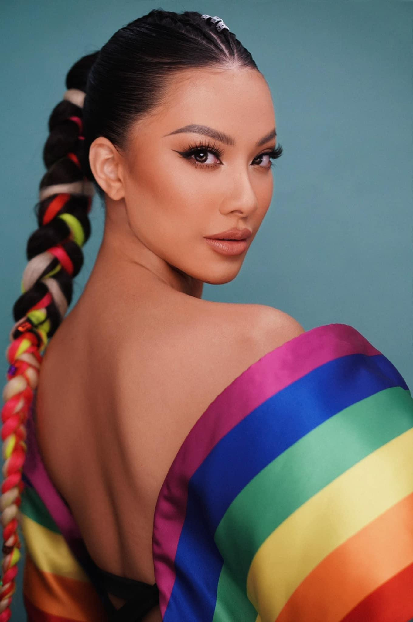 Á hậu Kim Duyên khoe lưng trần sexy với bộ váy lục sắc ủng hộ cộng đồng LGBT.