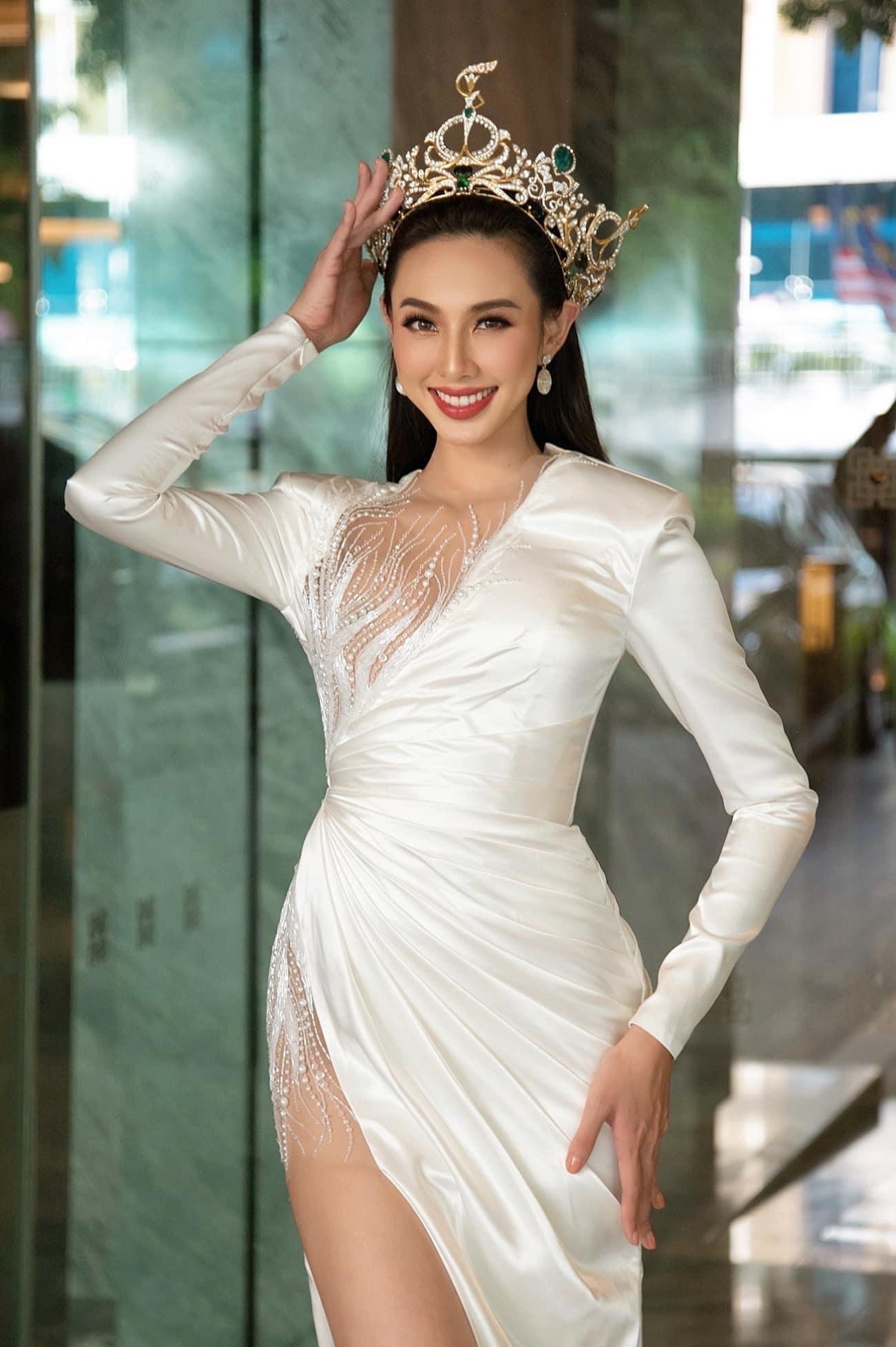 Thuỳ Tiên xuất hiện trong đêm chung kết Miss Grand Malaysia 2022 tối 27/8 với chiếc vương miện phiên bản.