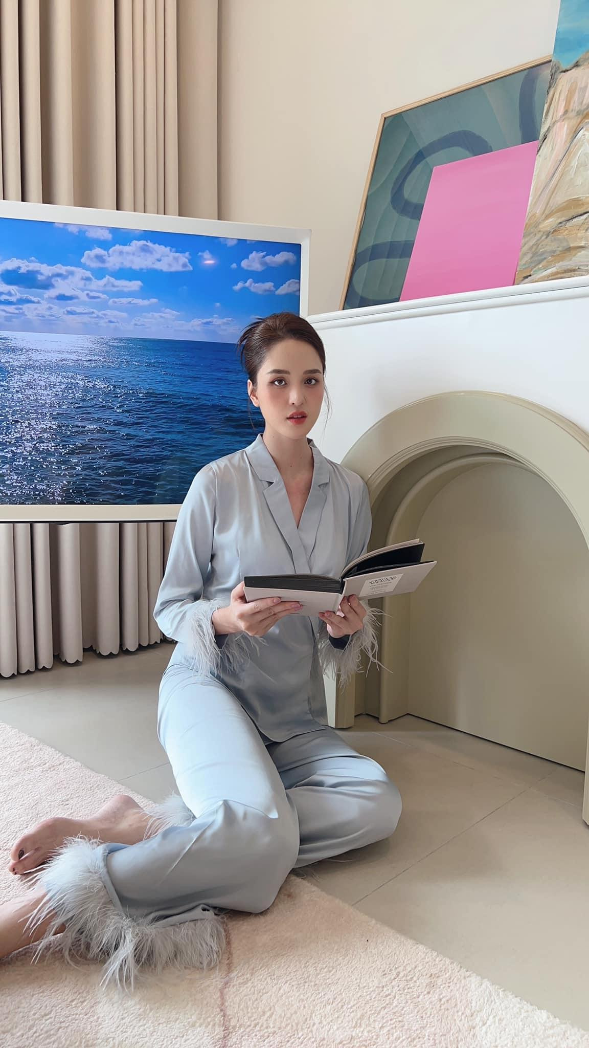 Á hậu Hoàng Anh trong trẻo với bộ trang phục lụa dịu dàng.