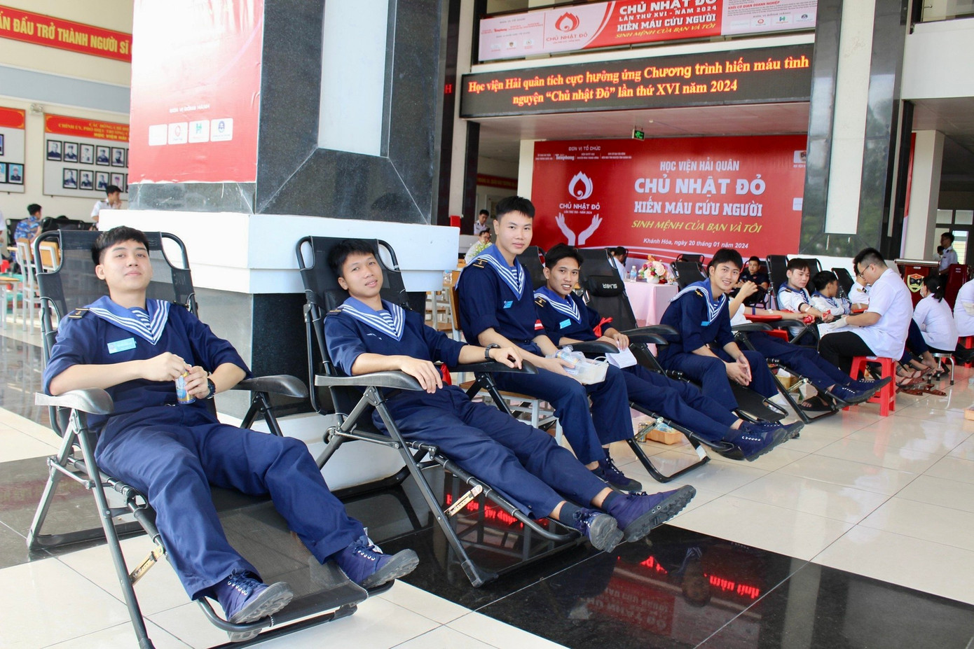 Sôi nổi không khí Chủ Nhật Đỏ với những nụ cười rạng rỡ của người trẻ đi hiến máu ảnh 2 Sôi nổi không khí Chủ Nhật Đỏ với những nụ cười rạng rỡ của người trẻ đi hiến máu ảnh 2