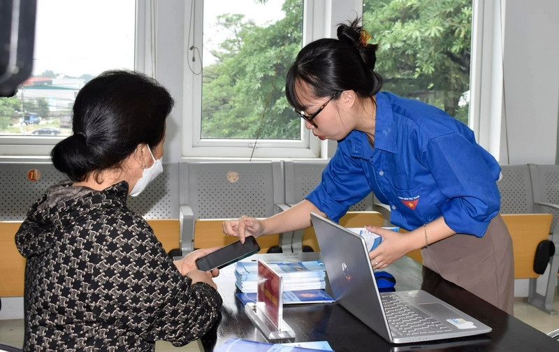 Thanh niên tình nguyện hỗ trợ người dân thực hiện dịch vụ công trực tuyến, giải quyết thủ tục hành chính.