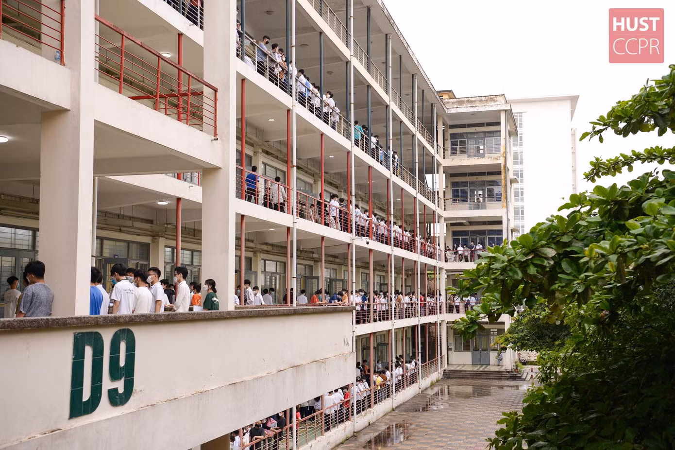 Các thí sinh đợi gọi vào phòng thi.
