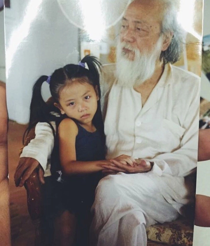 Tô Sa ngày bé chụp cùng ông ngoại Văn Như Cương.