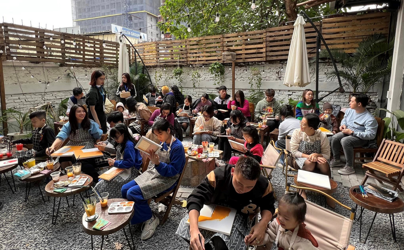 Các gia đình tham gia workshop Dưới hiên nhà.