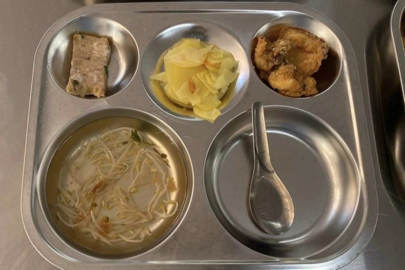 Suất ăn bán trú 32K tại trường THCS Yên Nghĩa (Hà Đông, Hà Nội) khiến dư luận bức xúc. Suất ăn bán trú 32K tại trường THCS Yên Nghĩa (Hà Đông, Hà Nội) khiến dư luận bức xúc.