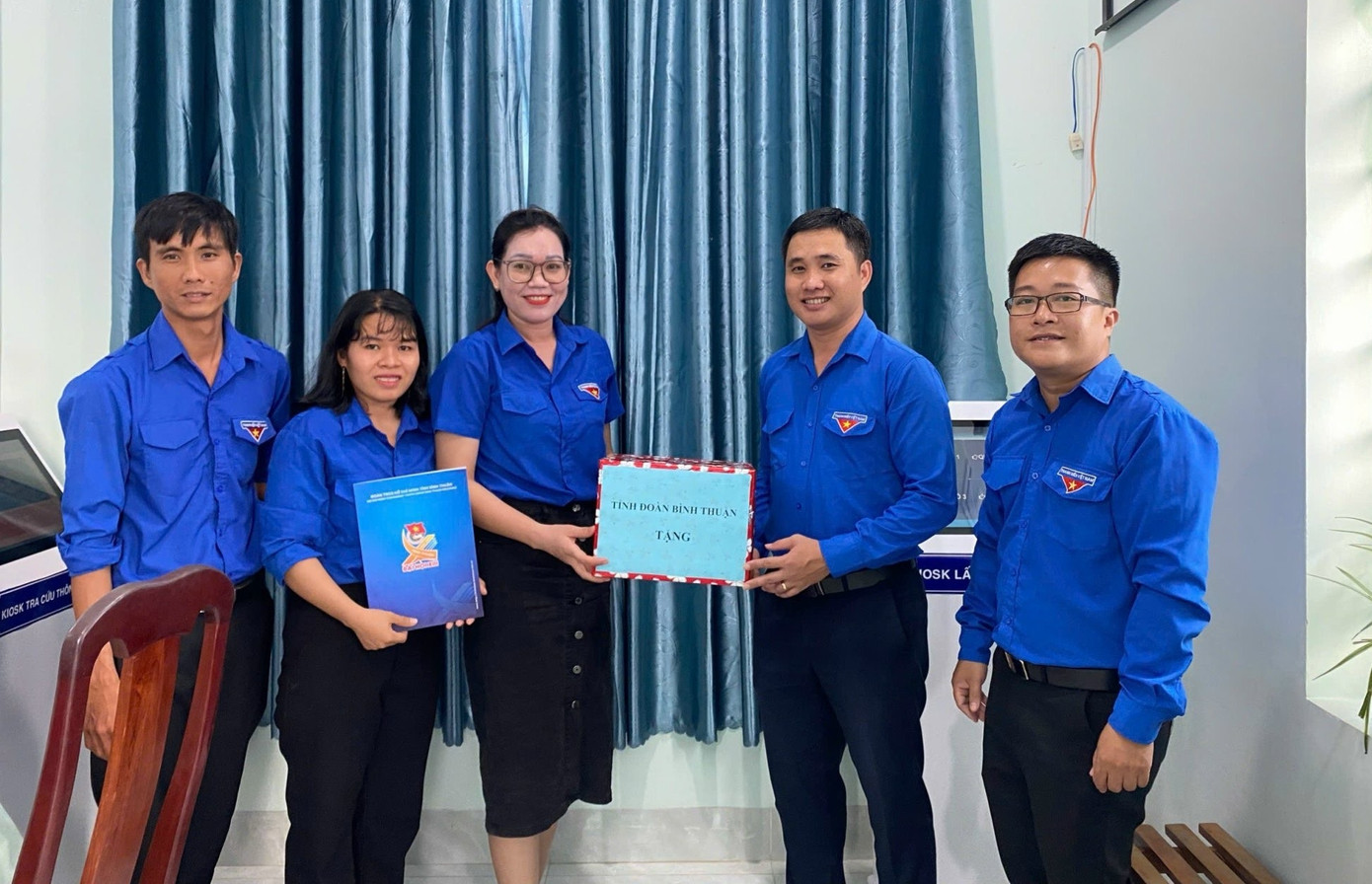 Đồng chí Trương Minh Quang - Bí thư Tỉnh Đoàn thăm, động viên đội hình tại Bộ phận một cửa huyện Bắc Bình.