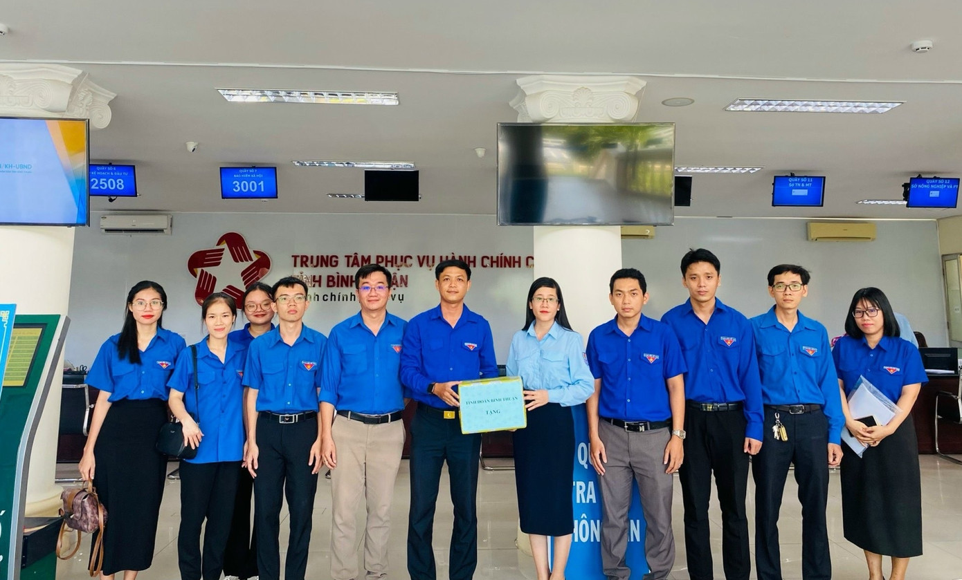 Đồng chí Trần Thị Hòa Xuân - Phó Bí thư Tỉnh Đoàn, Chủ tịch Hội đồng Đội tỉnh thăm, động viên và tặng quà đội hình thanh niên tình nguyện hỗ trợ dịch vụ công trực tuyến tại Trung tâm hành chính công tỉnh.