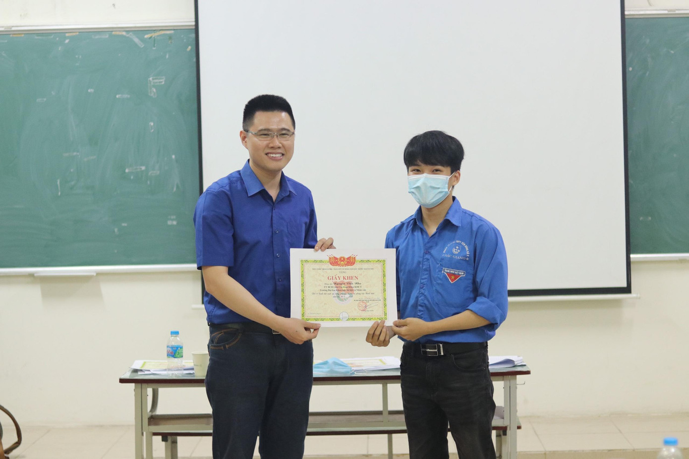 Thành tích nổi bật đến từ hoạt động Đoàn - Hội của chàng trai đến từ Khoa học Chính trị. Thành tích nổi bật đến từ hoạt động Đoàn - Hội của chàng trai đến từ Khoa học Chính trị.