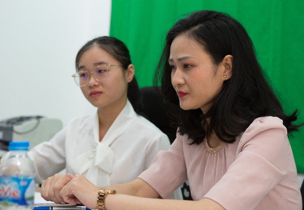 Thí sinh trong phòng phỏng vấn cùng giám khảo.